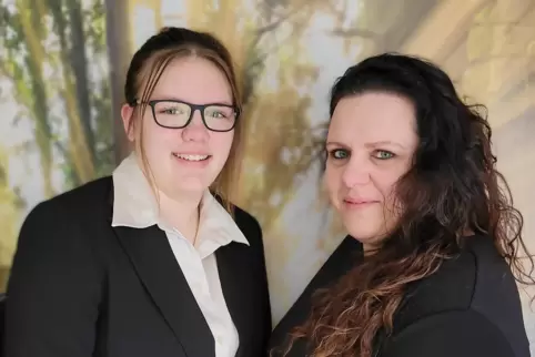 Sarah Voigt (links) feiert im Mai ihre Jugendweihe. Ihre Mutter Karin möchte den ersten Jugendweiheverein in Rheinland-Pfalz grü
