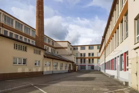 Im Innenhof erkennt man noch die alten Strukturen der Schuhfabrik. 