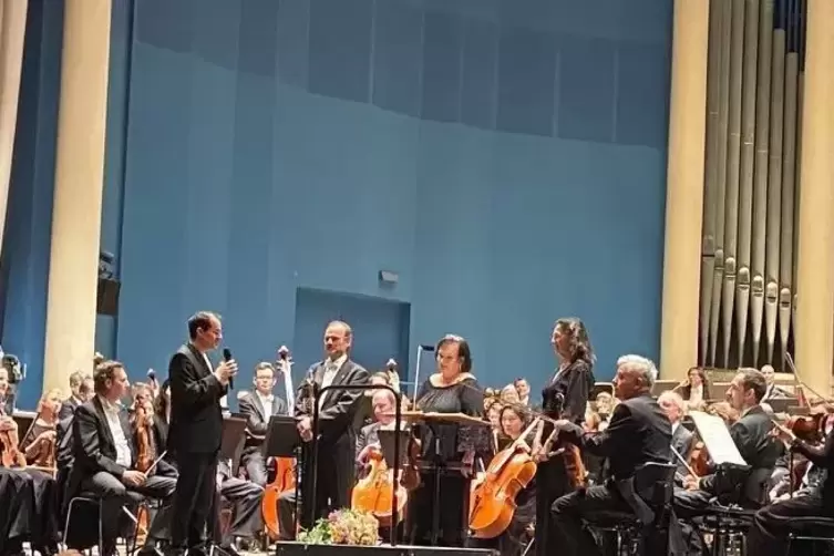 Intendant Beat Fehlmann verabschiedet Solo-Flötistin Christiane Palmen, Violinistin Irina Nicorescu und den stellvertretenden So
