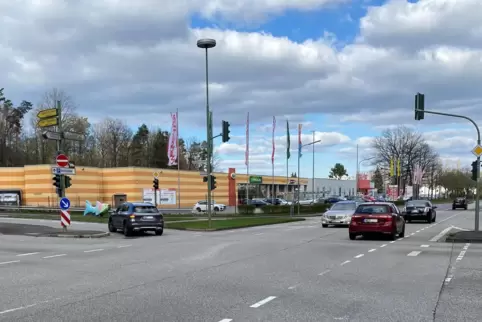 An der Kreuzung kommt es immer wieder zu Unfällen mit dem Gegenverkehr, wenn Autos von Hohenecken kommend in den Rauschenweg abb