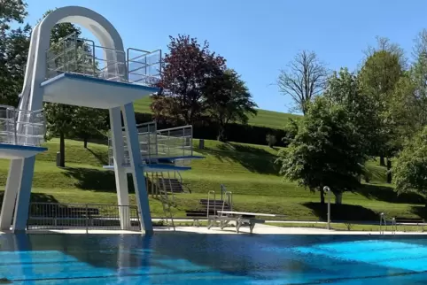 Ab dem ersten Tag können Besucher wieder vom Sprungturm aus eintauchen. Kleinere Becken öffnen erst, wenn das Wetter mitspielt. 