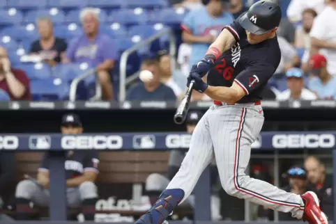 Und ab damit: Max Kepler schlägt den Ball über die Spielfeldbegrenzung. 