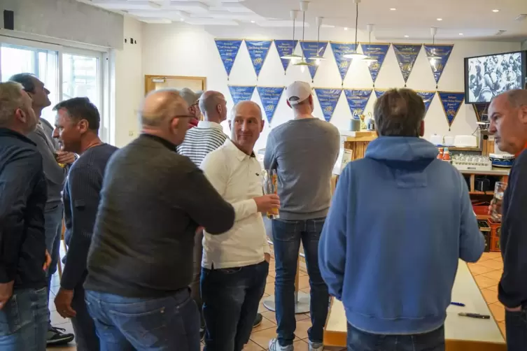 Nat&uuml;rlich gab&rsquo;s zum Treffen der Hockeyspieler in Bad D&uuml;rkheim einen Umtrunk.