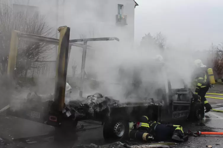 Die Feuerwehr kontrollierte im Februar die Temperatur des ausgebrannten E-Autos im Winzler Viertel fortlaufend mit einer Wärmebi