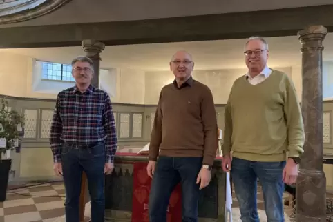 Bringen Judas in Mutterstadt vor Gericht: (von links) Peter Krieger (67, Vorsitzender der Freundeskreises), Chorleiter Ludwig Ma