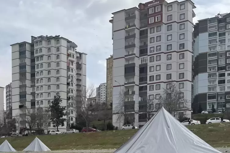 Die Hochh&auml;user sind nicht mehr sicher, die Menschen campieren davor.