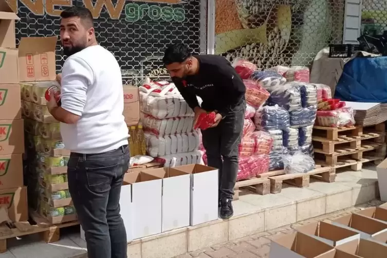 Hier werden Lebensmittelpakete gepackt.