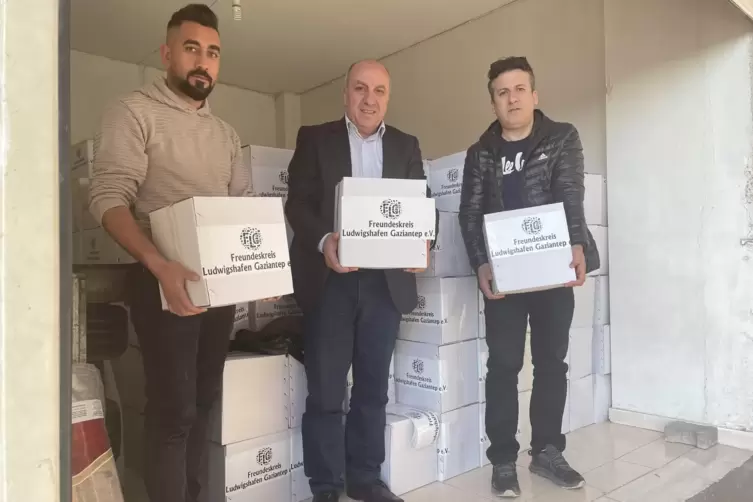 Ibrahim Yetkin (Mitte) und Helfer mit Lebensmittelpaketen. 