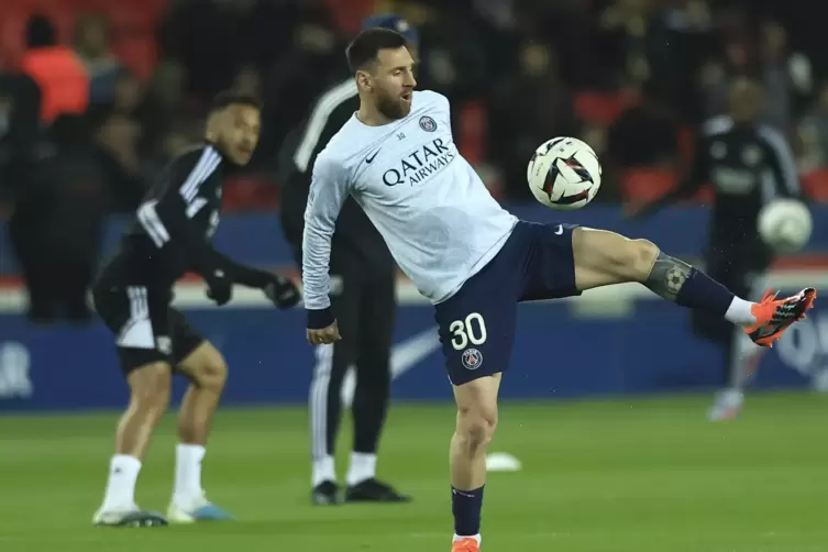 Leo Messi ist in Paris offenbar nicht so ganz glücklich. Kehrt er nach Barcelona zurück? 