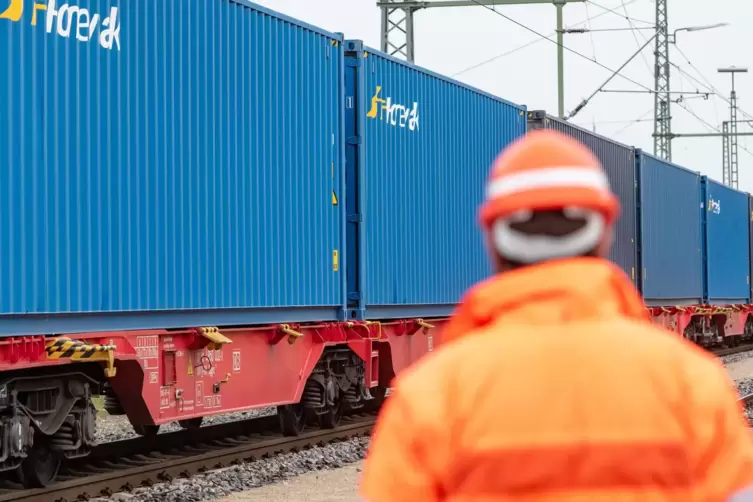Mehr mit Containern beladene Güterzüge werden vielleicht ab 2020 durch die Pfalz rollen.