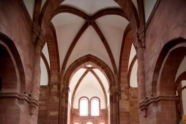 Das Kreuzrippengew&ouml;lbe ist schon im fr&uuml;hgotischen Stil erbaut, w&auml;hrend die Fenster noch romanische Rundb&ouml;gen tragen.