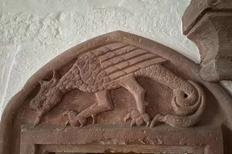 Relief eines Lindwurms auf einem T&uuml;rbogen