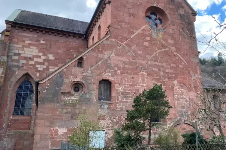 An der Nordseite der Kirche l&auml;sst sich ablesen, wo der Kreuzgang und die anderen Klosteranlagen einmal angebaut waren.