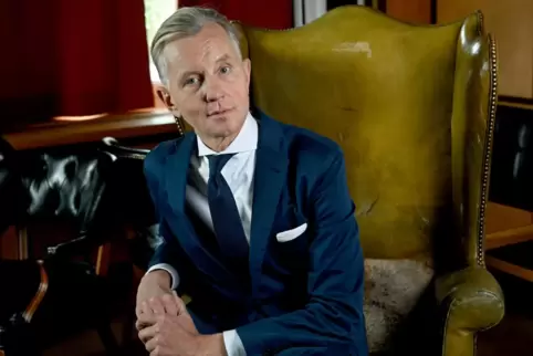 So komisch deutsch: Max Raabe wie immer im edlen Zwirn. 