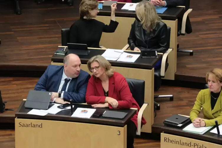 Thorsten Bischoff bei seiner Arbeit im Bundesrat neben der saarländischen Ministerpräsidentin Anke Rehlinger. Rechts im Bild sit