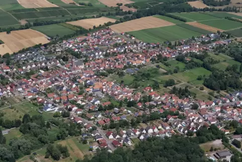 Die Schaidter Hauptstraße teilt den Ort.