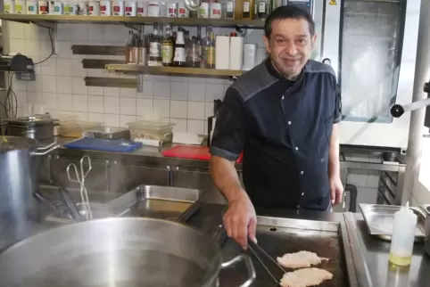 Küchenchef Janko Balog kocht für die ersten Gäste. 