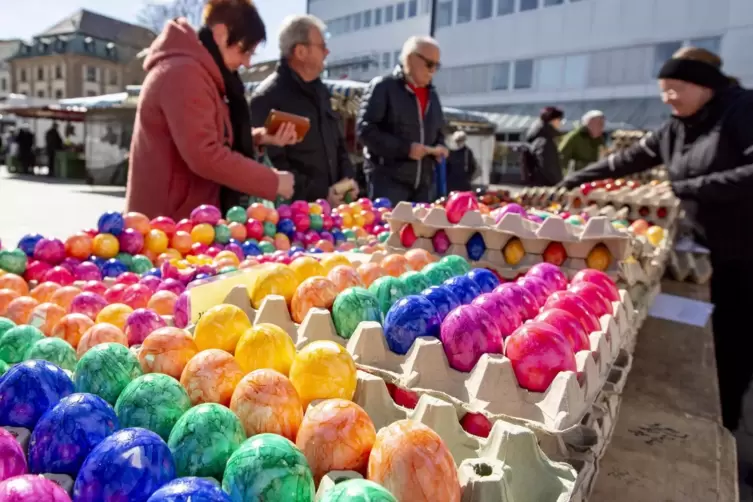 Ein Farbtupfer auf dem Kaiserslauterer Wochenmarkt: bunte Ostereier am Stand von Marco Borg.