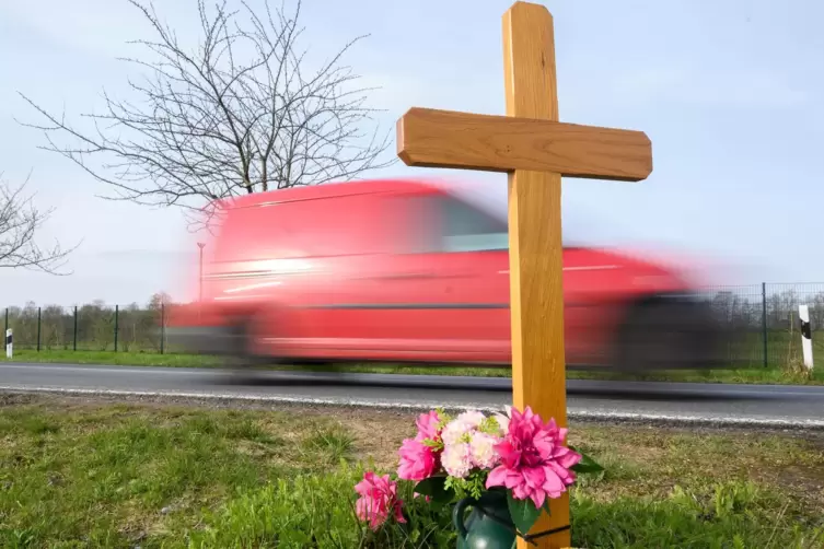 Letztes Jahr gab es mehr Unfälle auf Saarlands Straßen. 30 Menschen starben. Darunter sind besonders viele junge Menschen. 