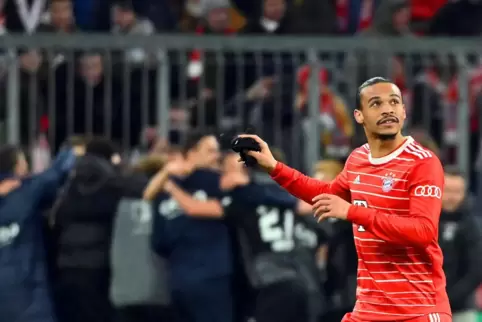 So oft kommt das nicht vor: Die Gegner– hier die Spieler des SC Freiburg im HIntergrund – jubeln, und die Bayern – hier Leroy Sa