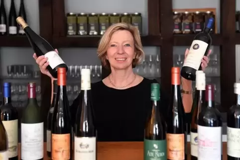 Kultur- und Weinbotschafterin Barbara Fröhlich-Zeller mit legendären Erzeugnissen, die verkostet werden. 