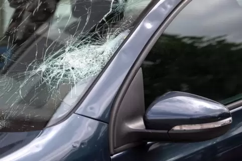 Ein 64-Jähriger soll mehrere Autos mit einer Brechstange demoliert haben.