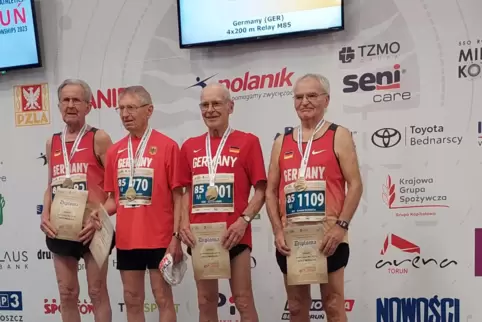 Arnold Schroth (ganz rechts) holte mit der 4x200-Meter-Staffel der M85 die Goldmedaille bei der Senioren-WM 