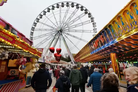 Buntes Messetreiben auf dem Festplatz: Auch das Riesenrad bietet wieder Fahrspaß für Groß und Klein.