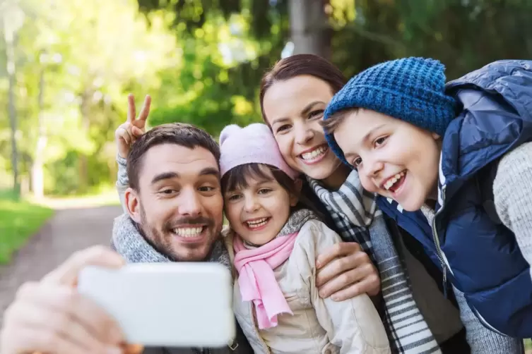 Ein Familien-Selfie vom Ausflug? Aber klar doch! Am Haus der Nachhaltigkeit kann das Smartphone aber auch für einen Oster-Action