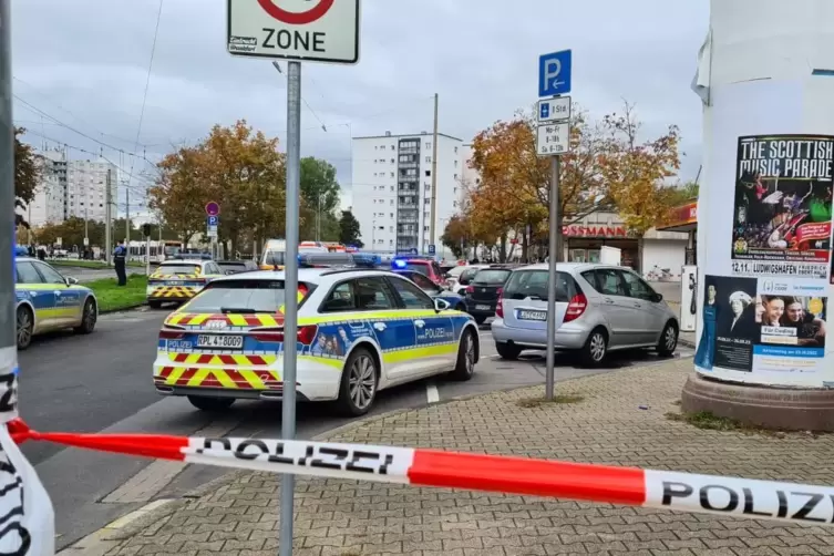 Vor der Drogeriemarktfiliale (rechts im Hintergrund) rettete die couragierte Ersthelferin dem jungen Mann das Leben. 