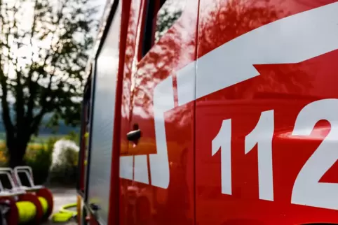 Der Feuerwehreinsatz war nach etwa eineinhalb Stunden gegen Mitternacht zu Ende. 