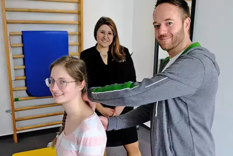 Florian Meyer mit seiner angestellten Physiotherapeutin Jessica Jost (vorne) und seiner Frau Katharina (Mitte).