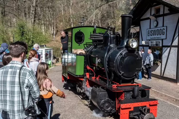 Gem&uuml;tlich durchs Eistal: Osterfahrt unter Dampf mit der Stumpfwaldbahn. 
