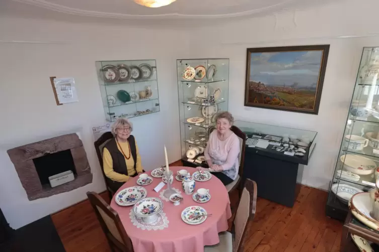 Blick in die gute Stube des Museums an der M&uuml;nze in Neuleiningen: Das Foto zeigt Hildegund Rixner (links) und Barbara Knopp. 