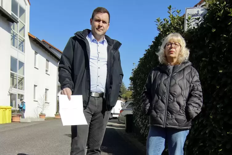 Paul Schatke und Brit Schubotz mit dem Schreiben des neuen Stra&szlig;enbesitzers. 