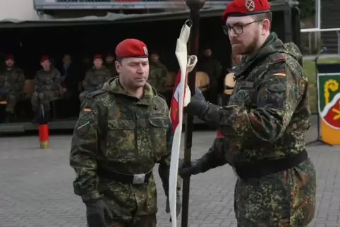 Der neue Batterieführer Hauptmann Max Martin Bayer (rechts) erhält die Batteriefahne von Bataillonskommandeur Oberstleutnant Tim