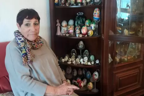 Helche Baum (81) neben der Vitrine, die ihre Lieblingswerke haust. 
