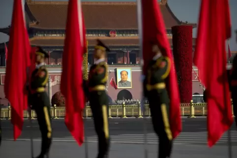 Soldaten paradieren vor Maos Konterfei an der Verbotenen Stadt. Die Kommunistische Partei sieht Chinas Aufstieg als Rückkehr zu 