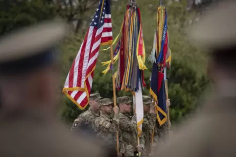Rumänien, Bukarest: US-Militärs nehmen an einer Zeremonie zur Übergabe der Befehlsgewalt von der 101. Luftlandedivision an die 1