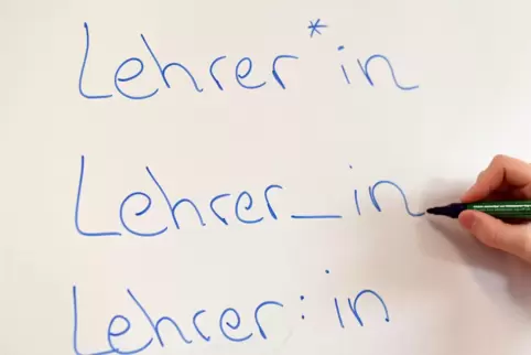 Der Deutsche Lehrerverband lehnt das sogenannte Gendern durch Lehrerinnen und Lehrer ab. 