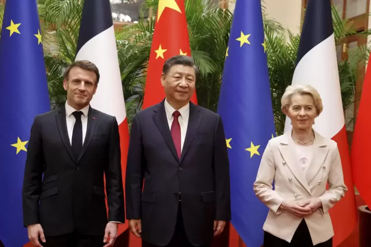 Während Emmanuel Macron (links) und Xi Jinping eng zusammenstehen, hält Ursula von der Leyen einen gewissen Abstand.