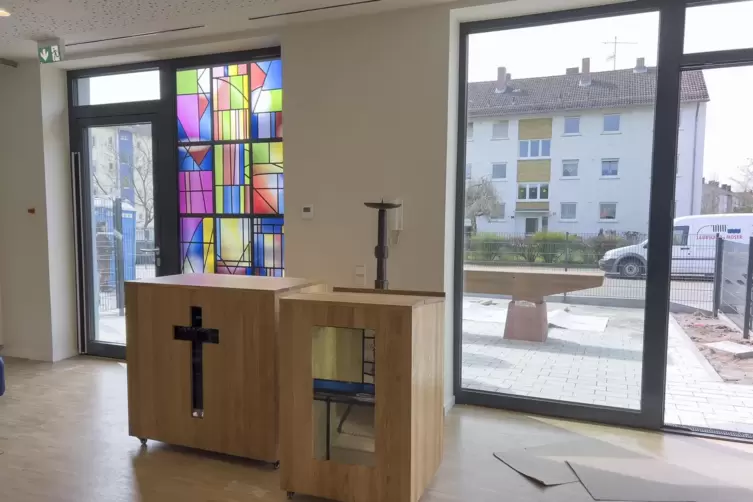 Eine Nachbildung der Fenster erinnert an die fr&uuml;here Kirche. 