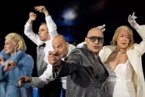 Die Modewelt tanzt: Jelena Kunz, Jan Henning Kraus, Stefan Kiefer, Oliver Burkia, Hannelore Bähr in „Das Licht im Kasten“. 