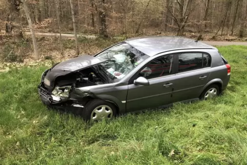 Eines der beiden Unfallautos. Ein Mann wurde schwer verletzt. 