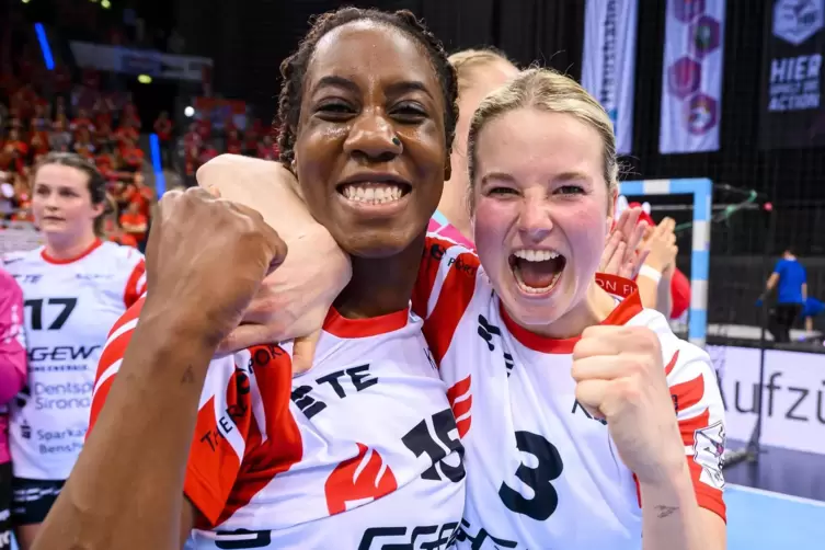 Freude über Silber im DHB-Pokal: Ndidi Agwunedu und Amelie Berger (rechts). 