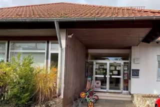 Reichen nicht aus: In den nächsten Jahren werden mehr Kita-Plätze in Hütschenhausen benötigt. Unser Bild zeigt den Eingang zur k