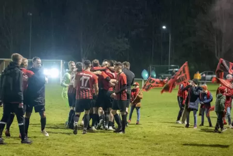 Der FV Neuburg feiert den Eintug ins Pokalendspiel. 