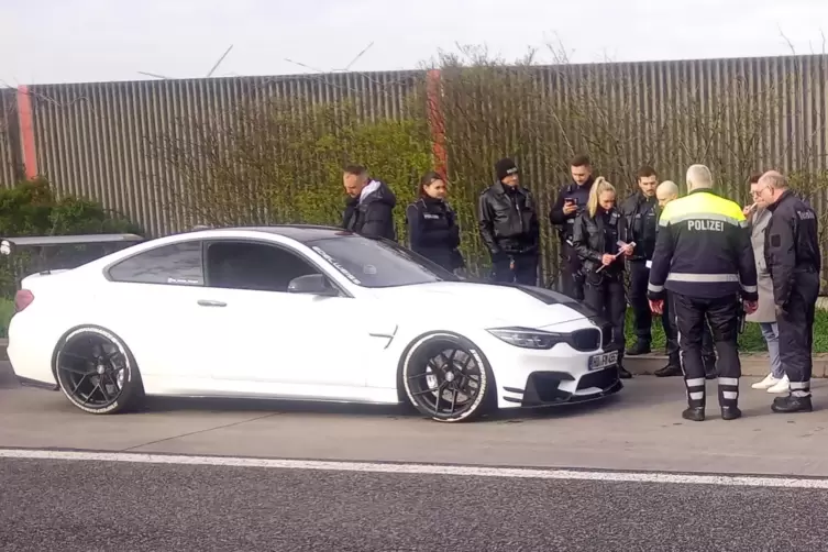 Bindlach: Polizei stoppt SUV mit automatischer Kennzeichen-Verdeckung - DER  SPIEGEL