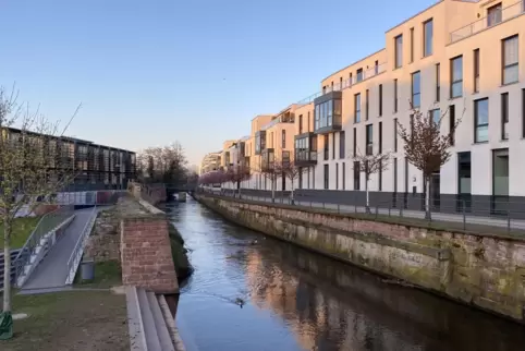 Die Queichpromenade (rechts) ist seit jeher als Radweg vorgesehen. Sie soll als Zufahrt zur geplanten Radbrücke dienen. 