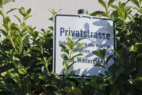 Das Schild „Privatstraße“ an der Ecke der Siebenpfeifferstraße. Das Schild „Privatstraße“ an der Ecke der Siebenpfeifferstraße.